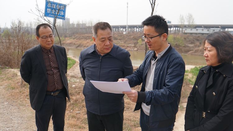 ���Ÿ�����Ը�������ҵ���ؾͲ�ҵ�ṹ������������Ŀ�ƶ��Ƚ��й�������